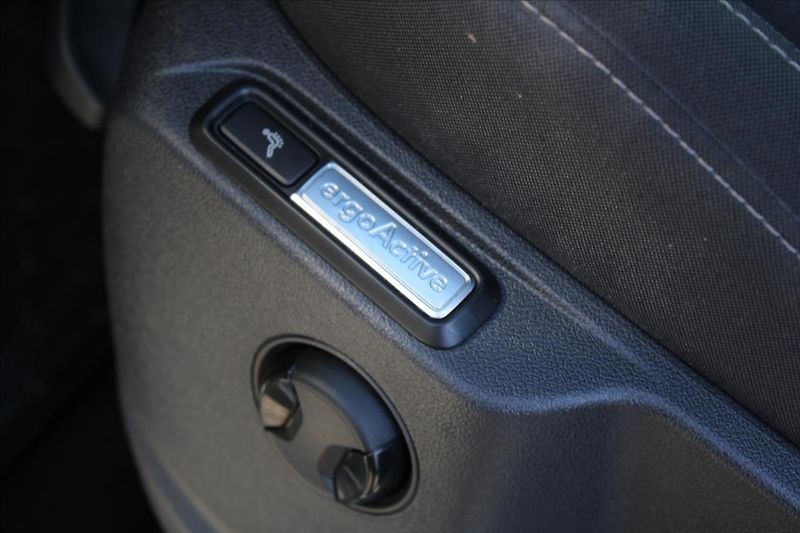 Volkswagen Tiguan 2,0 TDI  1.MAJ,A/T,4x4,R-LINE - fotka 29 z 41