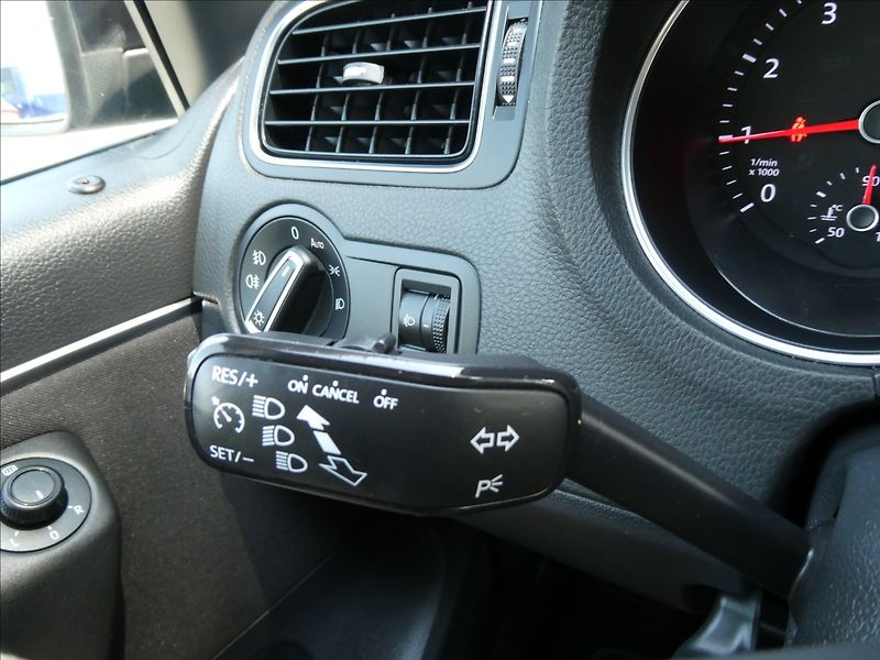 Volkswagen Polo 1,2 TSi 66kW serviska, 2x kola - fotka 34 z 50