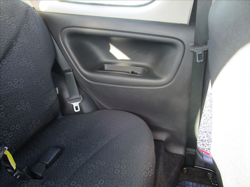 Toyota Yaris 1.0VVT-i Terra KLIMA - fotka 22 z 35