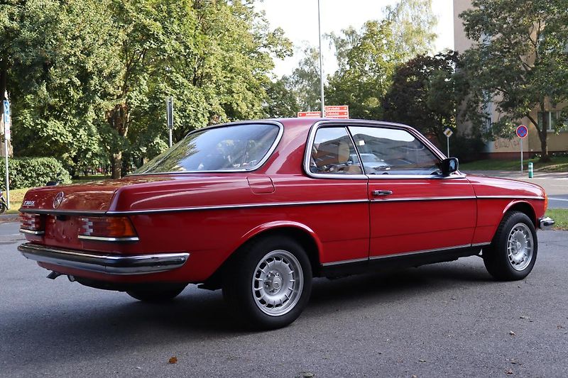 Mercedes-Benz 123 230CE KUPÉ AUTOMAT 100kW - fotka 10 z 48
