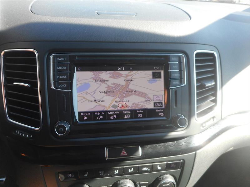 Volkswagen Sharan 2,0 TDi SOUND - fotka 13 z 38