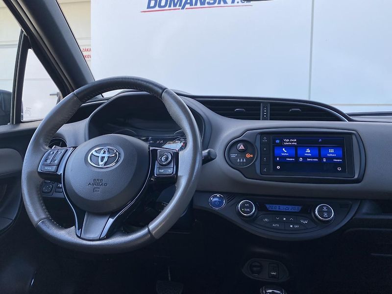 Toyota Yaris SELECTION 1.5 HYBRID 74kW CVT - fotka 14 z 16