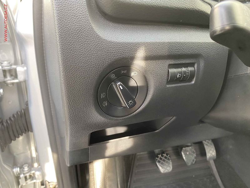 Škoda Fabia (2014) 1.2 TSi, ČR, Ambition, zámek - fotka 15 z 16