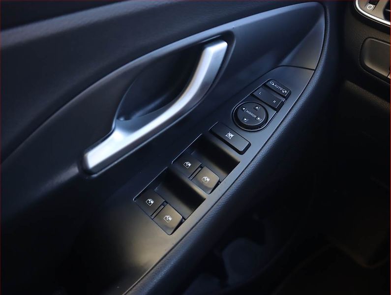 Hyundai i30 (2018) Family 1.4 T-GDI, Automat - fotka 18 z 20