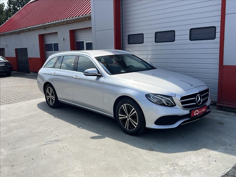 Mercedes-Benz Třídy E 2,0 E 220 d / 9G-TRONIC - fotka 7 z 35