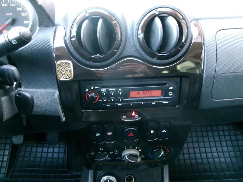 Dacia Duster (2012) 1,6 16V 4x4 KLIMA ALU TAŽNÉ - fotka 19 z 31