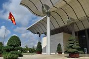 Slavnost se konala v obřím kongresovém centru, před kterým vlála i tato vlajka.