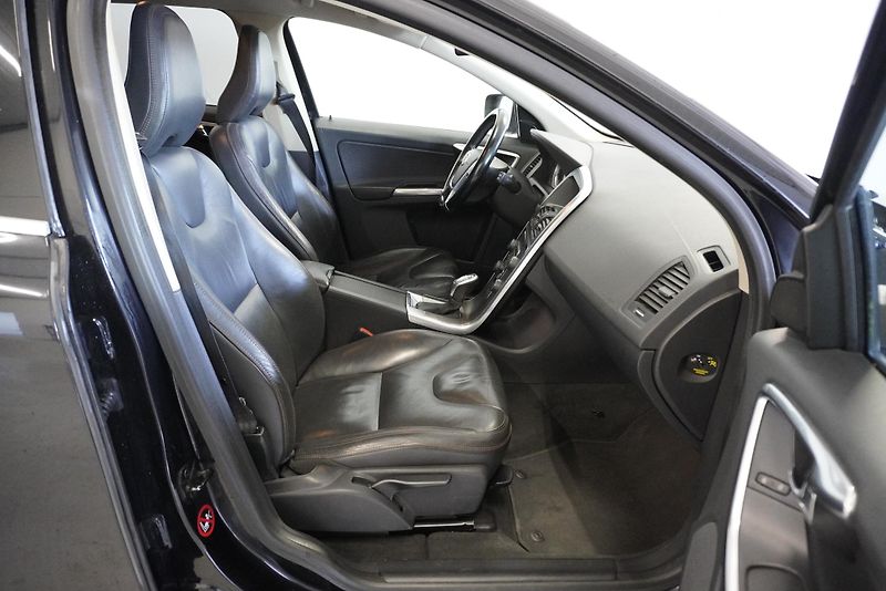 Volvo XC60  2.4 D5 MOMENTUM AWD AUTOMAT - fotka 25 z 27