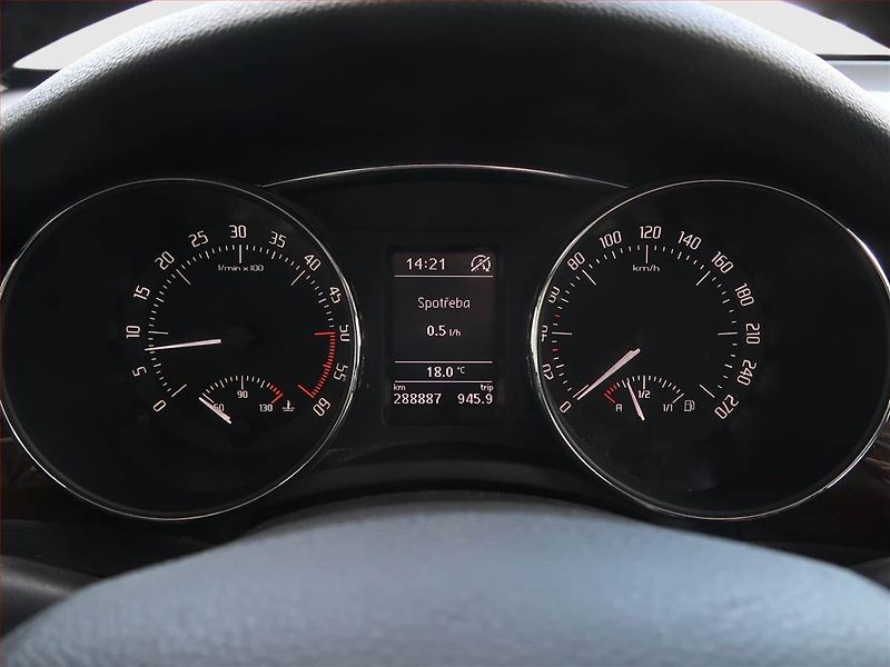 Škoda Superb (2014) 1.6 TDI, Xenony, Tempomat - fotka 11 z 16