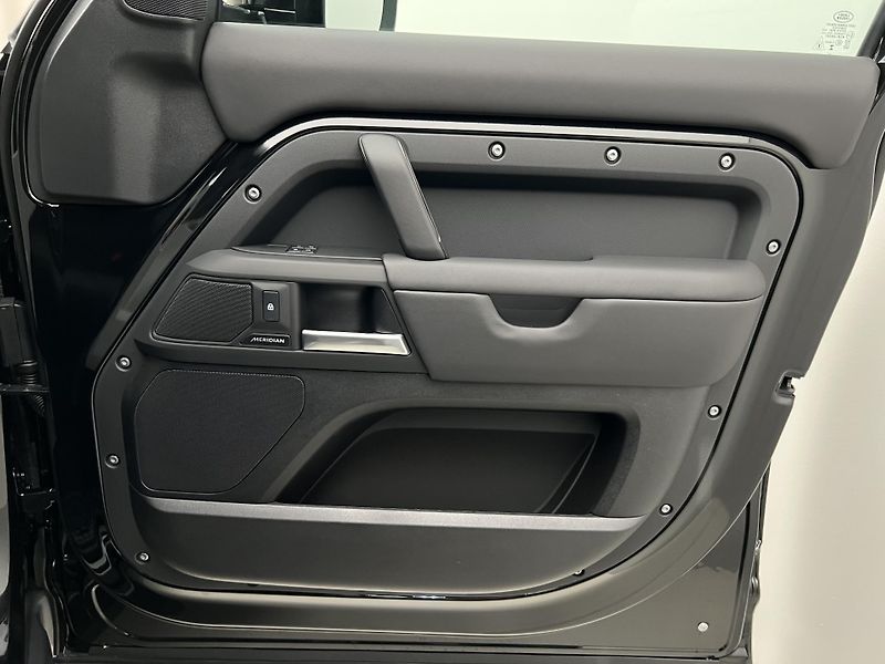 Land Rover Defender (2025) 110 D250 X-DYNAMIC SE AWD Aut - fotka 43 z 45