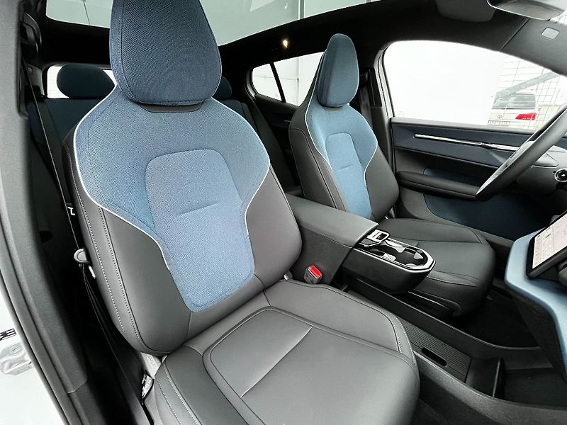 Volvo EX30 Ultra Twin Motor 315kW - fotka 17 z 26