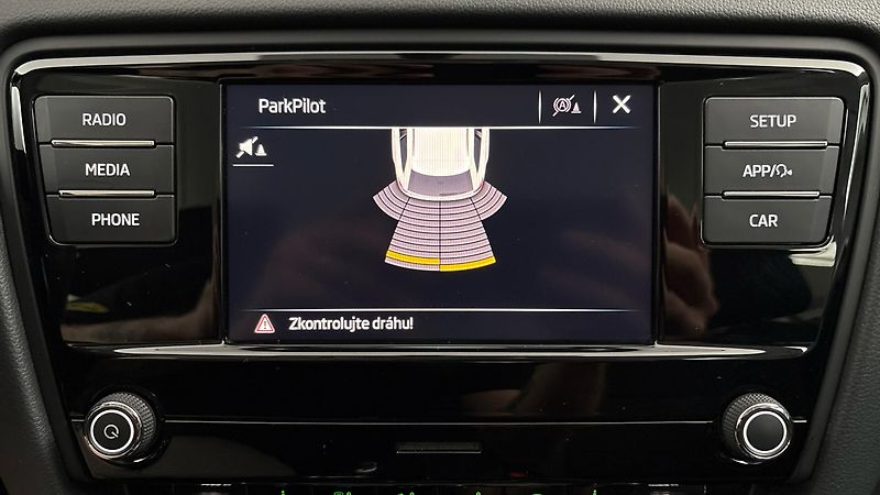 Škoda Octavia 1.6 TDI Ambition Combi - fotka 12 z 24