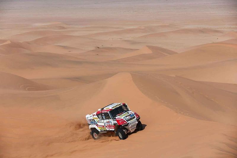 Účastníci Rallye Dakar zdolávají obrovské duny