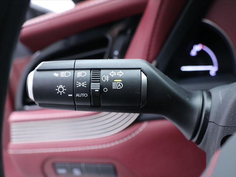 Lexus LS 500h 3,5 HEV 220kW Aut. 4x4 CZ - fotka 21 z 41