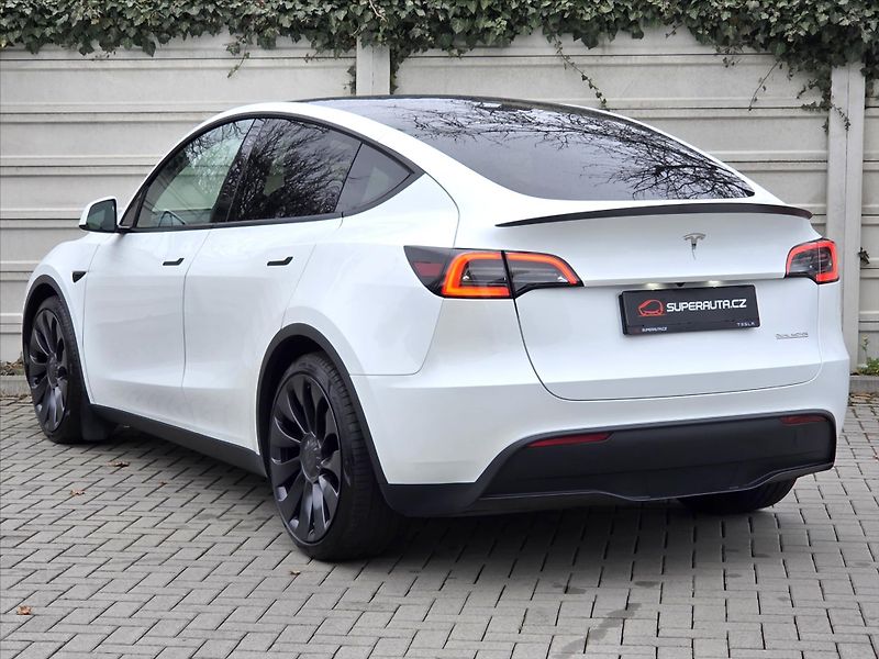 Tesla Model Y Performance 393kW Tov.Zár. 1.m - fotka 5 z 19