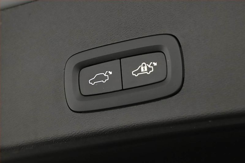 Volvo XC40 (2023) B3 - fotka 24 z 26