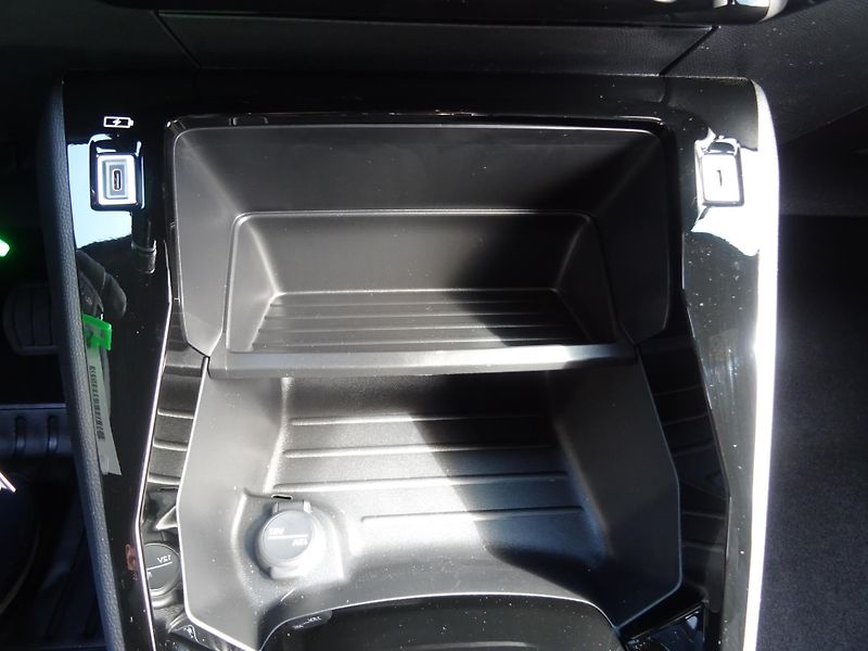 Peugeot 2008 (2026) ALLURE Hybrid 145k e-DCS6 - fotka 35 z 42