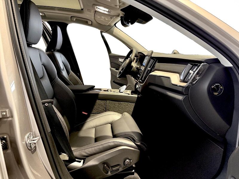 Volvo XC60 (2026) T6 ULTRA BRIGHT+4SERVIS/ZÁRUKA - fotka 14 z 19