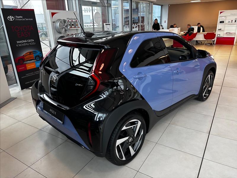 Toyota Aygo (2025) 1,5 HEV Executive - fotka 4 z 6