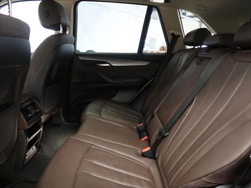 BMW X5 2,0 xDrive25d Steptronic 7míst - fotka 12 z 32