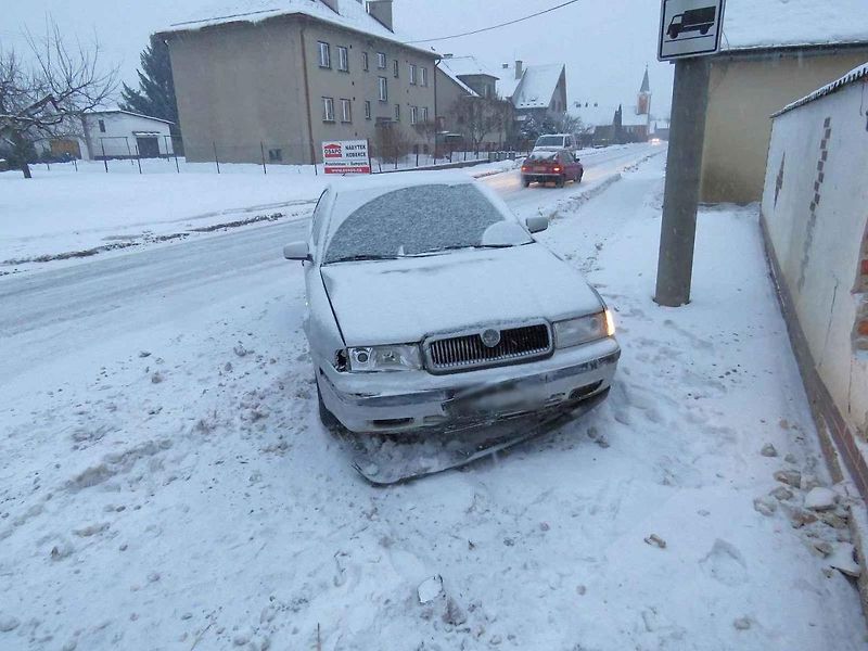 Řidička Škody Octavie bourala v úterý 31. ledna v Sudkově. Po smyku se zastavila až o zeď u domu, do níž udělalo auto velkou díru.