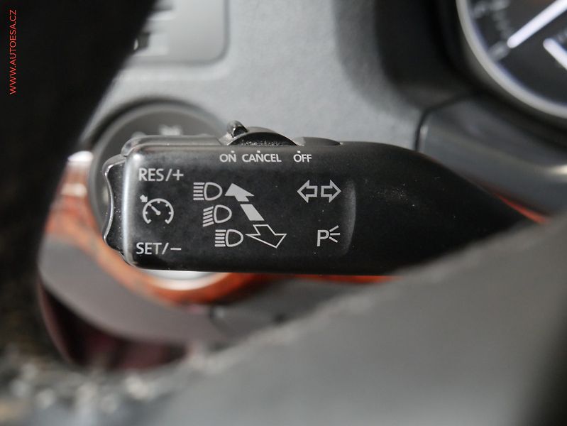 Škoda Octavia (2009) 2.0 TDi, ČR, xenon, autoAC - fotka 14 z 19