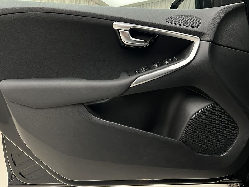 Volvo V40 D2 MOMENTUM - fotka 7 z 34