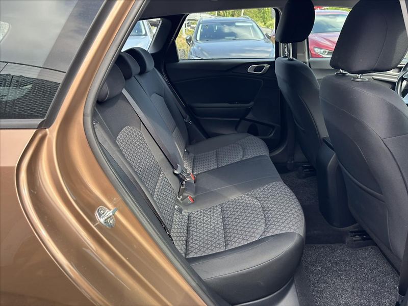 Kia Ceed 1,5 TGDi Spin ZÁRUKA KAMERA - fotka 14 z 35