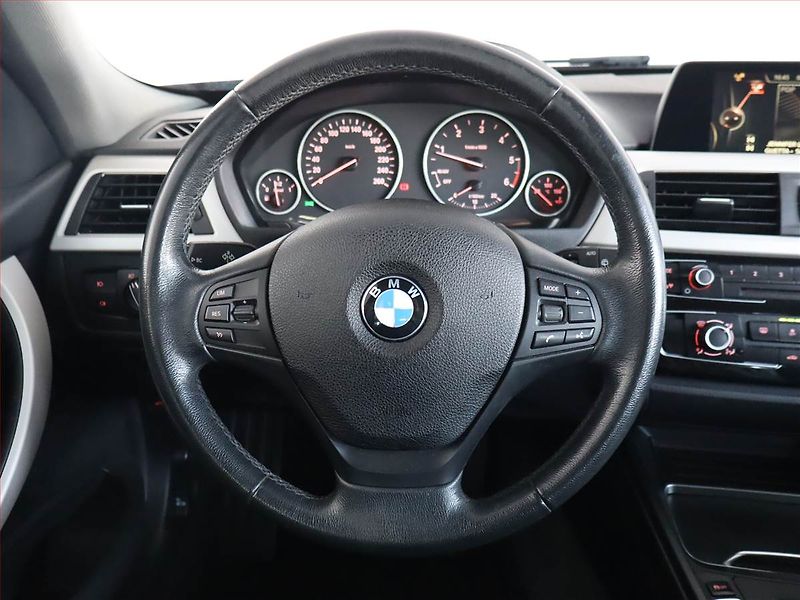 BMW Řada 3 (2017) 320 d xDrive, 4X4, Automat - fotka 17 z 20