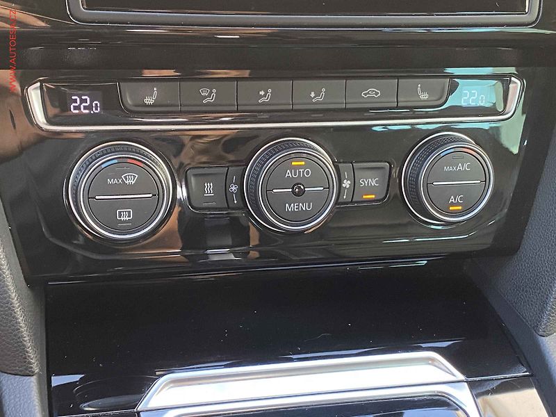 Volkswagen Passat (2015) 2.0 TDi, R-Line, DSG, LED - fotka 16 z 19