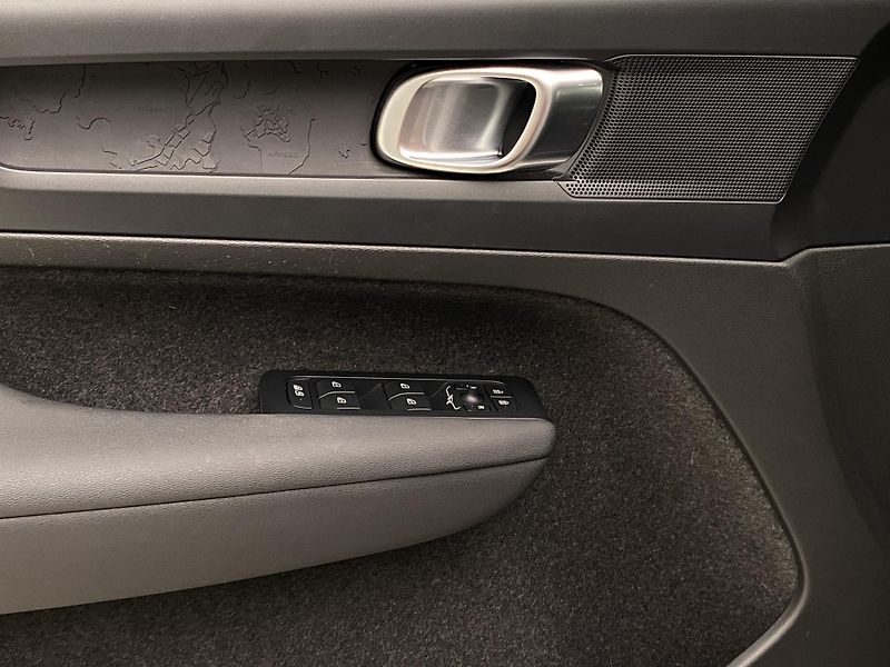 Volvo XC40 T2 ESSENTIAL  - fotka 27 z 37