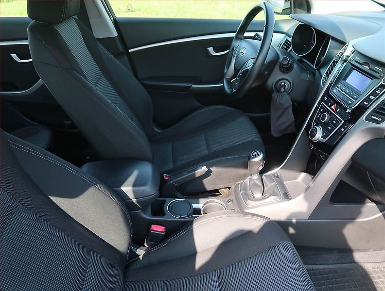 Hyundai i30 (2016) 1.6 MPI, Navi, Tempomat - fotka 9 z 16