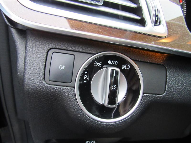 Mercedes-Benz Třídy E 3,0 CDi 350 Bluetec 4MATIC - fotka 26 z 35