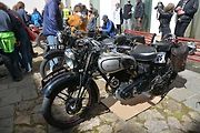 Automobiloví a motocykloví veteráni se vydali v neděli na tradiční jízdu Ze zámku na hrad. Start byl na Horním náměstí v Přerově, kde si lidé užili bohatý program.