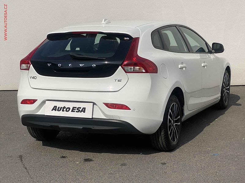 Volvo V40 (2017) 2.0T2, Momentum - fotka 4 z 17