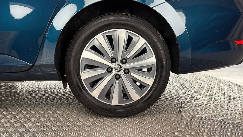 Škoda Superb 2.0 TDI DSG Style Combi - fotka 19 z 28