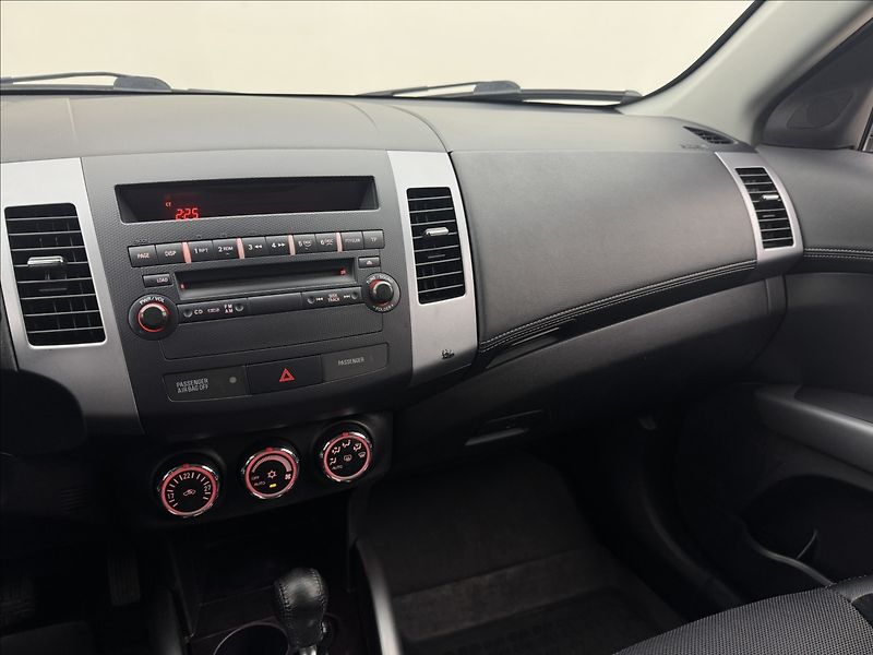 Mitsubishi Outlander 2,2 4WD AUTOMAT VÝHŘEV KAMERA - fotka 15 z 34