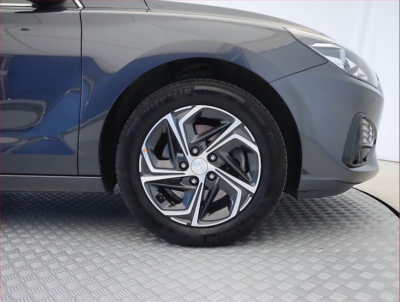 Hyundai i30 (2023) Family 1.5 DPI, Tempomat - fotka 15 z 19
