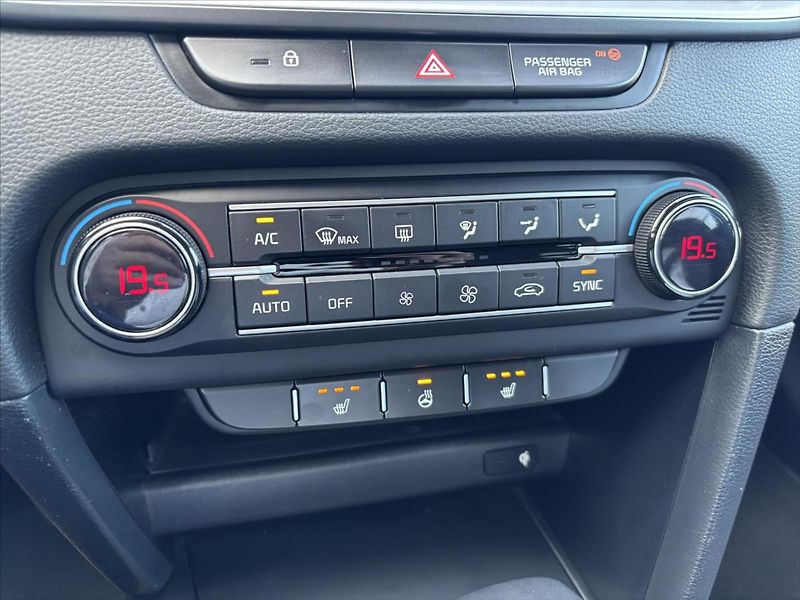 Kia Ceed 1,5 TGDi AT TOP ZÁRUKA ADAPTIV - fotka 26 z 45