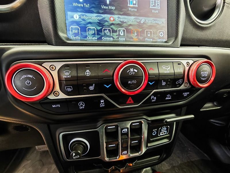Jeep Wrangler SAHARA 2.0T 4x4 TRAIL RATED - fotka 33 z 40