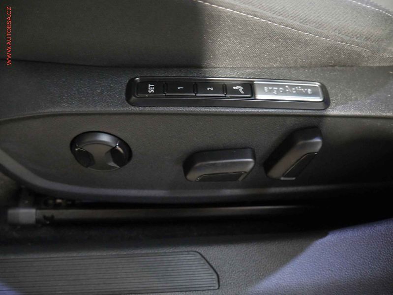 Volkswagen Golf (2020) 1.5TSi, AC, LED, navi - fotka 21 z 23