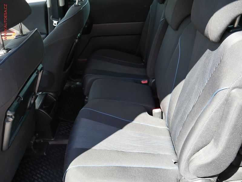 Mazda 5 (2011) 1.6 MZ-CD, AC, park.asist - fotka 10 z 21