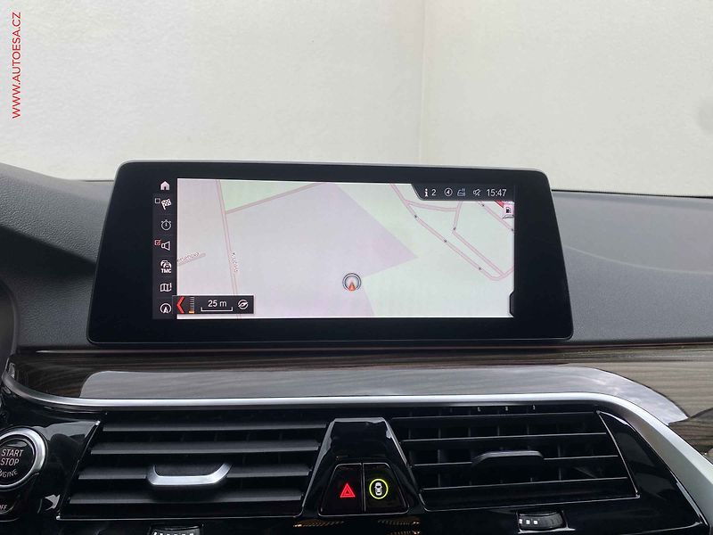 BMW Řada 5 (2018) 2.0 530i xDrive, LuxuryLine - fotka 18 z 21