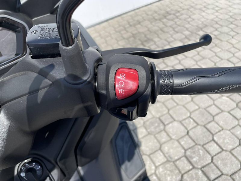 Yamaha (2026) XMAX 300 EU5+ - fotka 11 z 11