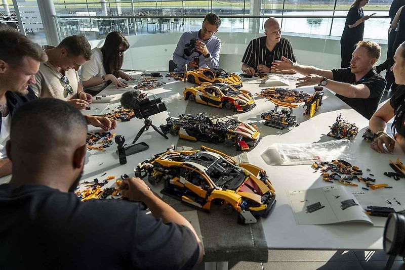 Replika McLarenu P1 v reálné velikosti se skládá z 342 817 dílků, váží přibližně 1220 kilogramů.