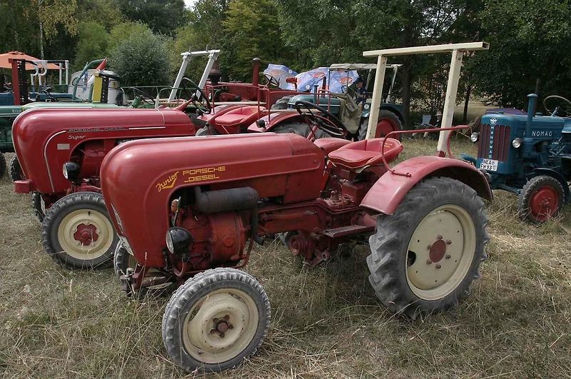 Porsche vyráběl také traktory. Na snímku je Porsche Junior Diesel na zemědělském festivalu Mathaisemarkt v roce 2015.