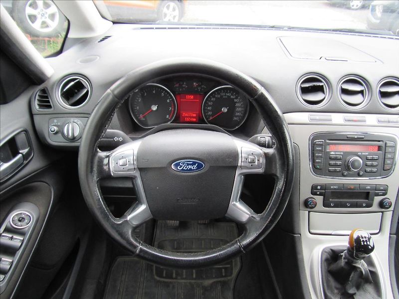 Ford Galaxy 2,0 i Comfort 107KW 7 Míst - fotka 13 z 27