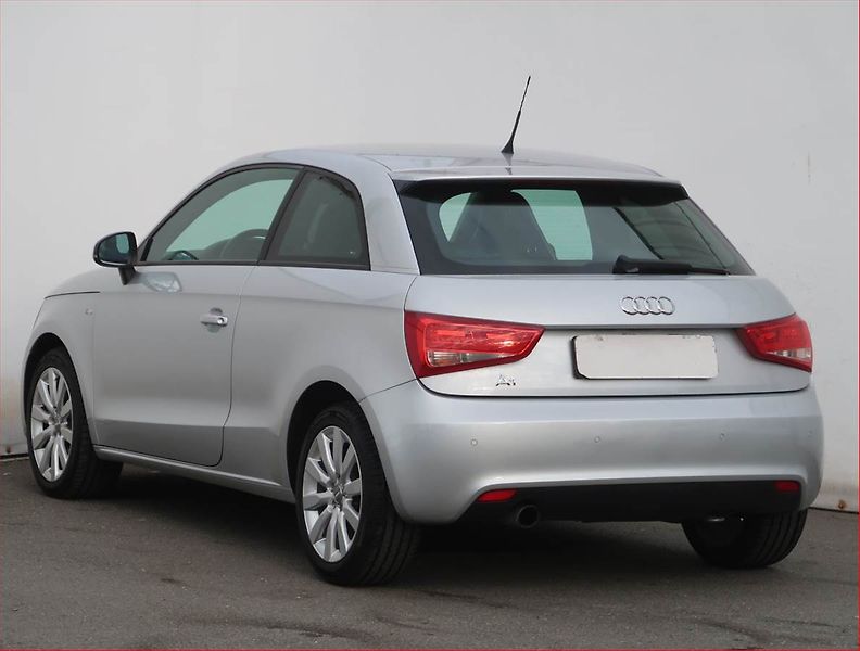 Audi A1 (2011) S-Line 1.6 TDI, Park. senzory - fotka 4 z 17