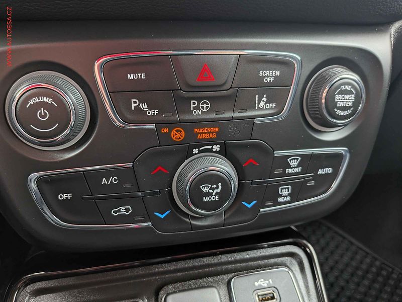 Jeep Compass (2021) 1.3 T, 2.maj,ČR, ACC, xenon - fotka 15 z 18