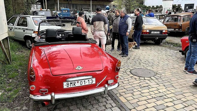 Motorističtí nadšenci pořádali na zahájení sezony v Adamově tradiční Zaklikovanou. Po přehlídce v areálu bývalých Adamovských strojíren následovala spanilá jízda Moravským krasem.